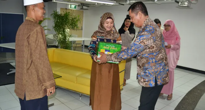 CSR Bingkisan Lebaran Untuk Warga Sekitar Gedung Ratu Prabu 2 1 sosial_rp2